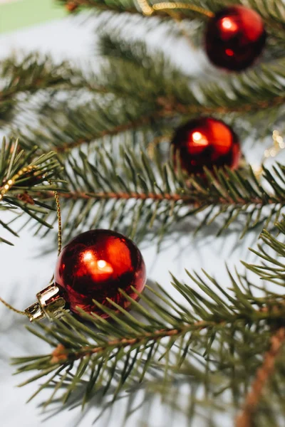 Vánoční Strom Zdobí Zářivé Červené Koulí — Stock fotografie