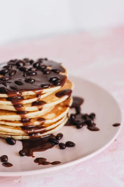 Pila Deliciosos Panqueques Caseros Con Salsa — Foto de Stock