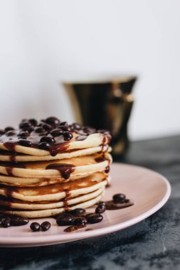 soslu lezzetli ev yapımı krep yığını