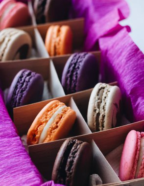 kutusu ile lezzetli parlak macaroons, tatlı tatlı 