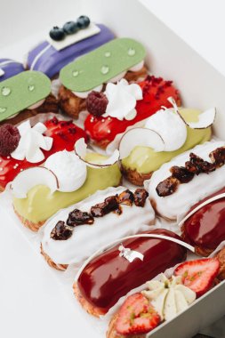 Sır ile lezzetli eklerleri kümesi renkli tatlı