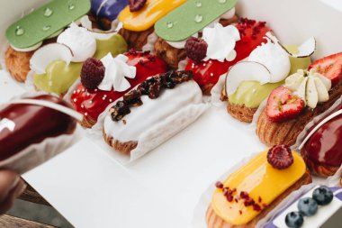 sır ile lezzetli eklerleri kağıt kutusunda, tatlı teslim set 