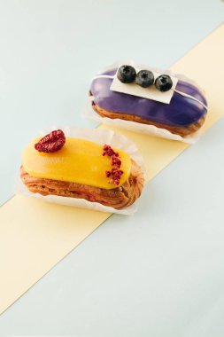 Sır ile lezzetli eklerleri kümesi renkli tatlı