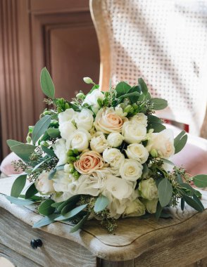 sandalye üzerinde pembe ihale çiçekli güzel bahar buket