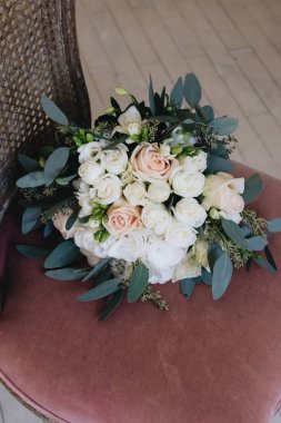 sandalye üzerinde pembe ihale çiçekli güzel bahar buket