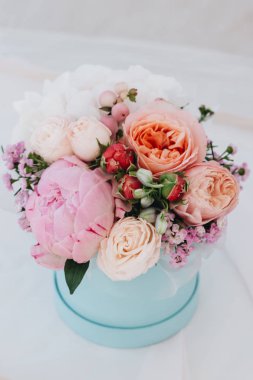 güzel bahar buket kutusunda ihale çiçekli