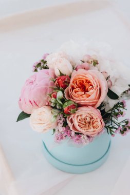 güzel bahar buket kutusunda ihale çiçekli