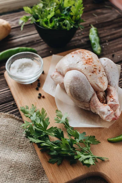 Poulet Cru Poivre Herbes Fraîches Sur Table Bois Prête Pour — Photo