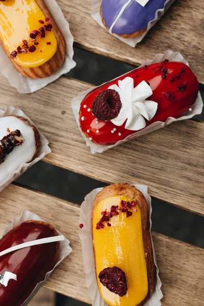 Sır ile lezzetli eklerleri kümesi renkli tatlı