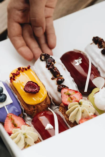 Erkek el ile sır, lezzetli tatlılar alarak renkli tatlı 