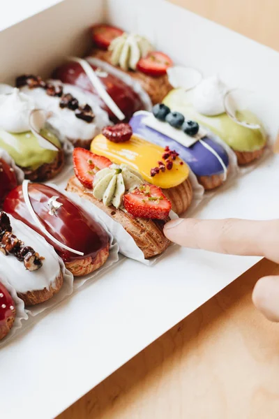 Erkek el ile sır, lezzetli tatlılar alarak renkli tatlı 