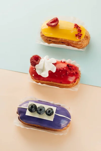 Conjunto Deliciosos Eclairs Com Esmalte Sobremesa Colorida — Fotografia de Stock