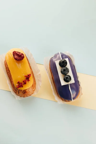 Conjunto Deliciosos Eclairs Com Esmalte Sobremesa Colorida — Fotografia de Stock