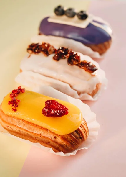 Set Delicious Eclairs Glaze Colorful Dessert — Stock Photo, Image