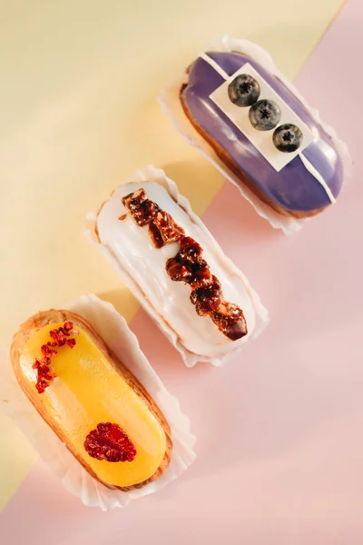 Conjunto Deliciosos Eclairs Com Esmalte Sobremesa Colorida — Fotografia de Stock