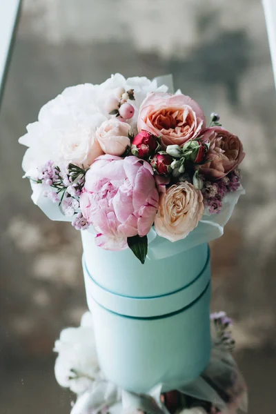 Hermoso Ramo Primavera Con Tiernas Flores Caja —  Fotos de Stock