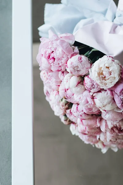 Hermoso Ramo Primavera Con Flores Tiernas Color Rosa —  Fotos de Stock