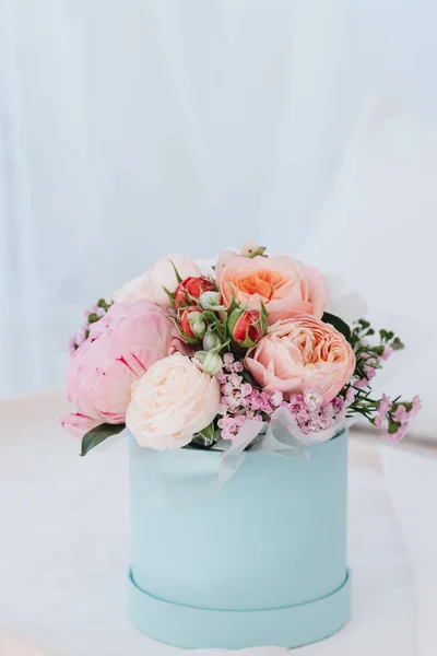 Vackra Våren Bukett Med Anbud Blommor Rutan — Stockfoto