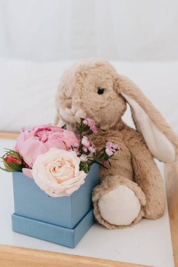 güzel bahar buket kutusu ve oyuncak tavşan ihale çiçeklerle 