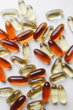 dağınık kapsül omega 3 ilaç ile yığını 
