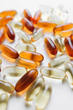 dağınık kapsül omega 3 ilaç ile yığını 