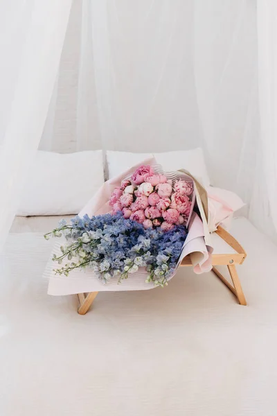 Lindo Buquê Primavera Com Flores Azuis Rosa Concurso — Fotografia de Stock