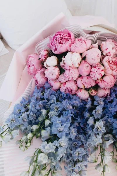 Hermoso Ramo Primavera Con Tiernas Flores Azules Rosas — Foto de Stock