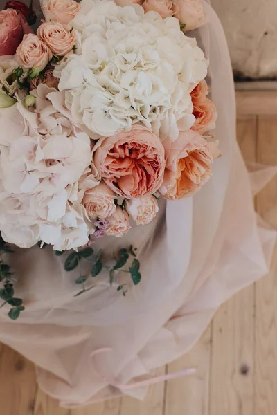 Vackra Våren Bukett Med Anbud Blommor Rutan — Stockfoto