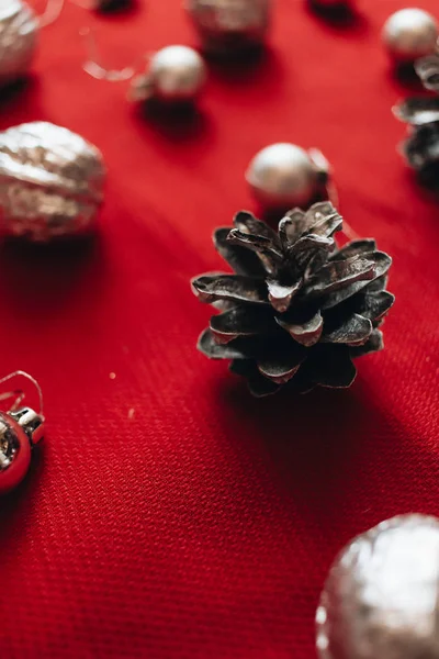 Plano Bolas Plata Conos Pino Sobre Fondo Rojo Patrón Navidad — Foto de Stock