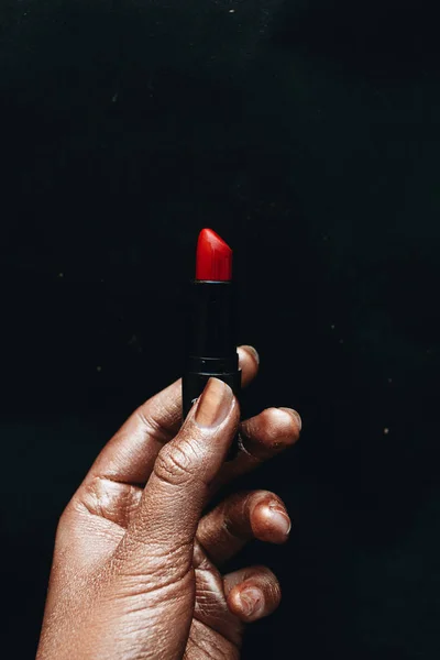 Mano Femenina Sosteniendo Lápiz Labial Rojo Sobre Fondo Negro — Foto de Stock