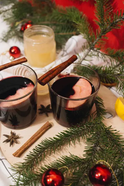 뜨거운 Mulled 와인과 테이블에 크리스마스 — 스톡 사진