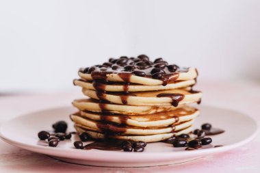 soslu lezzetli ev yapımı krep yığını