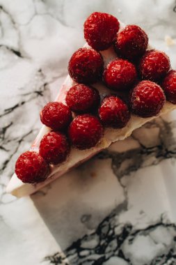 mermer masa, tatlı tatlı çilek ile lezzetli kek parçası 