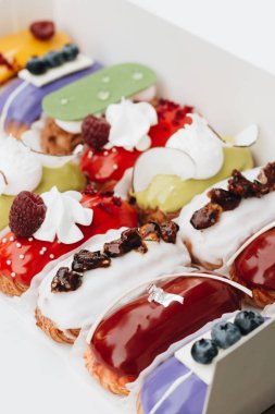 sır ile lezzetli eklerleri kağıt kutusunda, tatlı teslim set 