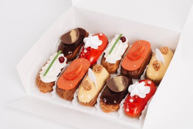 sır ile lezzetli eklerleri kağıt kutusunda, tatlı teslim set 