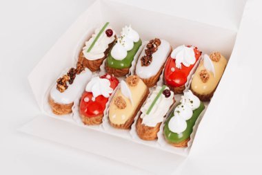 sır ile lezzetli eklerleri kağıt kutusunda, tatlı teslim set 