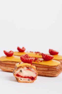 sarı sır ve ahududu ile lezzetli eklerleri kümesi