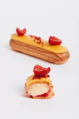 sarı sır ve ahududu ile lezzetli eklerleri kümesi