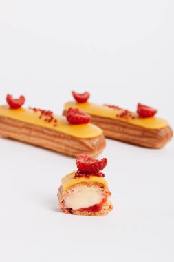 sarı sır ve ahududu ile lezzetli eklerleri kümesi