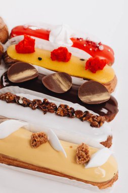 Sır ile lezzetli eklerleri kümesi renkli tatlı