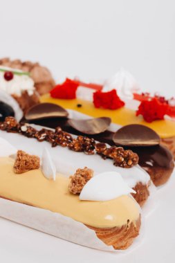 Sır ile lezzetli eklerleri kümesi renkli tatlı