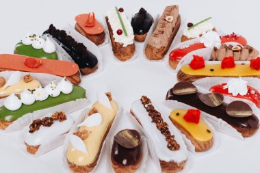 Set yuvarlak çerçeve içinde düzenlenmiş sır ile lezzetli tatlılar 