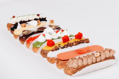 Sır ile lezzetli eklerleri kümesi renkli tatlı