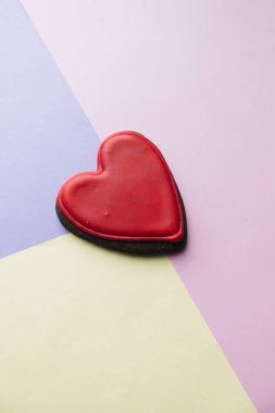 Kırmızı sır ile kalp şeklinde kurabiye