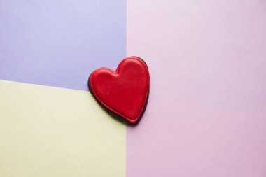 Kırmızı sır ile kalp şeklinde kurabiye