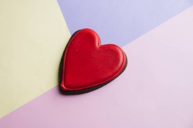 Kırmızı sır ile kalp şeklinde kurabiye