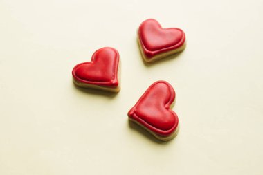 Kırmızı sır ile kalp şeklinde kurabiye