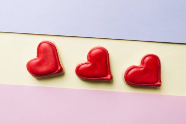 Kırmızı sır ile kalp şeklinde kurabiye