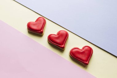 Kırmızı sır ile kalp şeklinde kurabiye