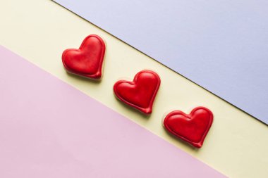 Kırmızı sır ile kalp şeklinde kurabiye